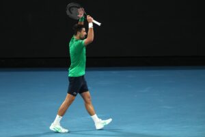 JAČI SI JUČE BRE, NOVAK ĐOKOVIĆ JE TENISKI BOG: Janik Siner dva puta vodio pa pokošen u areni najvećeg svih vremena!