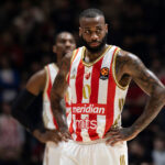 PA, ŠTA RADI OVAJ ČOVEK? Kodi zastao da zaveže pertle usred napada Olimpije, „delije“ pobesnele!