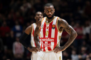 PA, ŠTA RADI OVAJ ČOVEK? Kodi zastao da zaveže pertle usred napada Olimpije, „delije“ pobesnele!