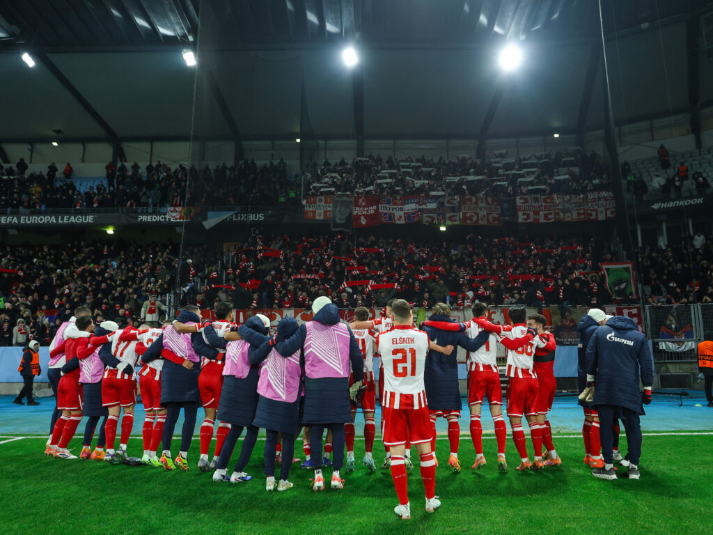ZVEZDA JE VEČNA DOK SU JOJ DECA VERNA: Mladi navijač utrčao među igrače, Katai ga branio od obezbeđenja!