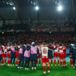 ZVEZDA JE VEČNA DOK SU JOJ DECA VERNA: Mladi navijač utrčao među igrače, Katai ga branio od obezbeđenja!