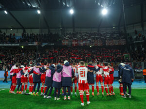 ZVEZDA JE VEČNA DOK SU JOJ DECA VERNA: Mladi navijač utrčao među igrače, Katai ga branio od obezbeđenja!