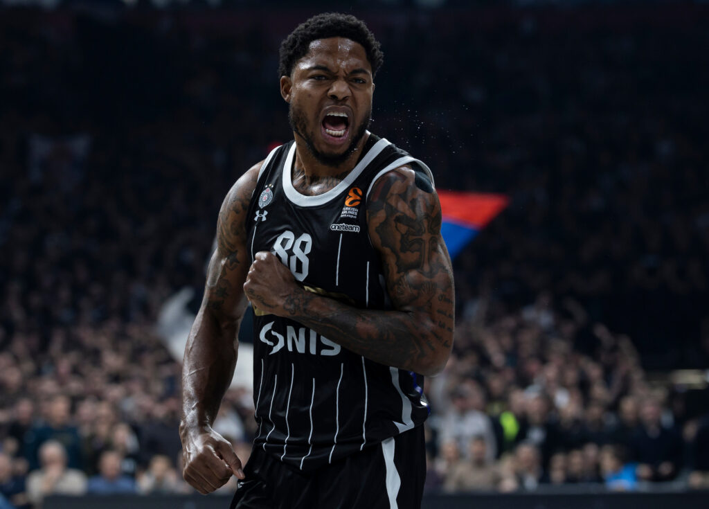 KLUB IZ PIREJA DAO DUPLU POTVRDU: Tajrik u crveno-belom dresu, Olimpijakos otkrio na koliko dugo je potpisao ugovor!