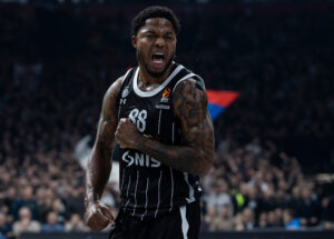 KLUB IZ PIREJA DAO DUPLU POTVRDU: Tajrik u crveno-belom dresu, Olimpijakos otkrio na koliko dugo je potpisao ugovor!