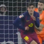 FUDBALSKA INTELIGENCIJA JE NEŠTO ŠTO SE NE UČI: Golman žrtvovao svog štopera kako bi sprečio gol!