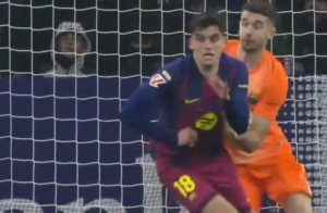 FUDBALSKA INTELIGENCIJA JE NEŠTO ŠTO SE NE UČI: Golman žrtvovao svog štopera kako bi sprečio gol!