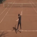 NAJGORA TENISERKA SVIH VREMENA, AMATERI MOGU DA IGRAJU TENISKE TURNIRE: Žena koja izgleda kao da je prvi put uzela reket u ruke se obrukala pred celim svetom!