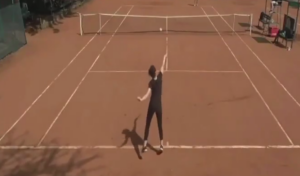 NAJGORA TENISERKA SVIH VREMENA, AMATERI MOGU DA IGRAJU TENISKE TURNIRE: Žena koja izgleda kao da je prvi put uzela reket u ruke se obrukala pred celim svetom!