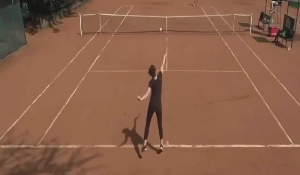 NAJGORA TENISERKA SVIH VREMENA, AMATERI MOGU DA IGRAJU TENISKE TURNIRE: Žena koja izgleda kao da je prvi put uzela reket u ruke se obrukala pred celim svetom!