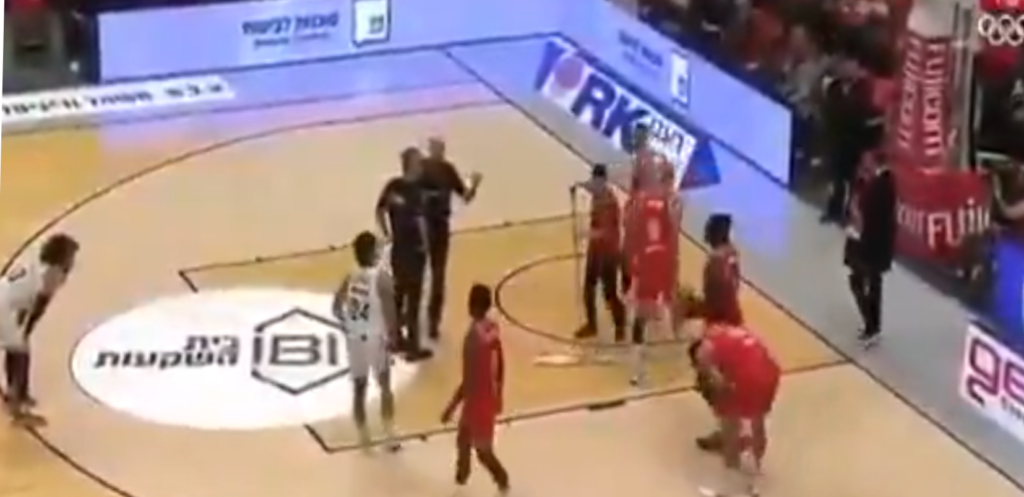 IZRAELCI POSTAVLJAJU NOVE STANDARDE KOŠARKAŠKE BRUKE: Gazda Hapoela upao na teren i prekiniuo utakmicu!