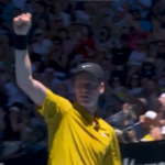 SINER NIJE MOGAO DA HODA, POTOM OTIŠAO U SVLAČIONICU NA MAGIČNI TRETMAN: Organizatori mu izašli u susret, prilagodili uslove da bi se oporavio i razbio rivala!