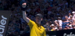 SINER NIJE MOGAO DA HODA, POTOM OTIŠAO U SVLAČIONICU NA MAGIČNI TRETMAN: Organizatori mu izašli u susret, prilagodili uslove da bi se oporavio i razbio rivala!