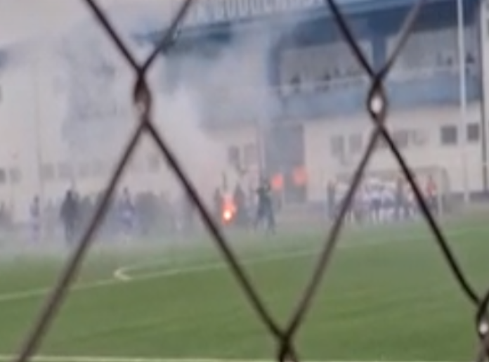 NAVIJAČI OTELI LOPTE I ZAUSTAVILI UTAKMICU: Haos u Crnoj Gori, Varvari obustavili duel!