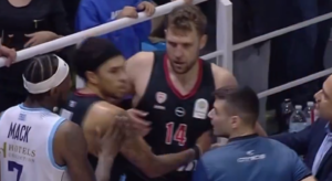 VELIKA TUČA NA UTAKMICI OLIMPIJAKOSA: Saša Vezenkov u srcu skandala!