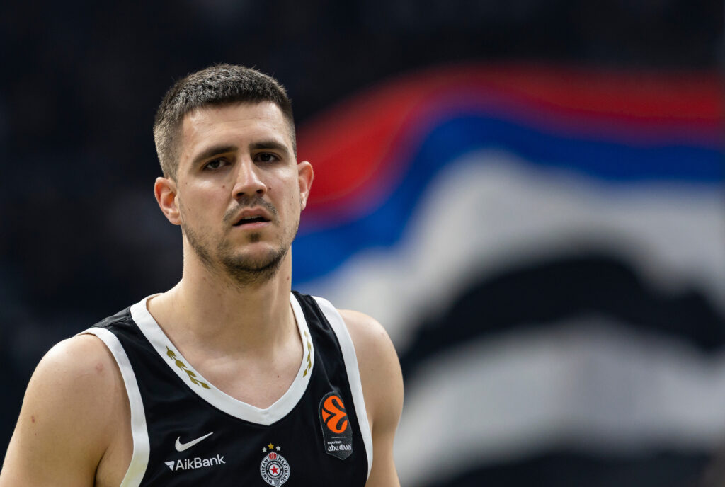 SLIKA KOJA SVE BRINE: Vanja Marinković na štakama pored terena! (FOTO)