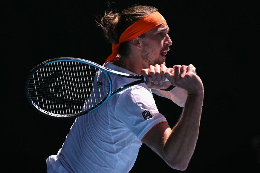 „OVO JE SR***E“: Zverev pobesneo tokom meča na srpkinju, optužio sudije da štite Sinera i Alkarasa!