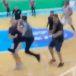 SUDIJA BRUTALNO PRETUČEN NA PARKETU DVORANE: Strahovite scene kakve košarka ne pamti!