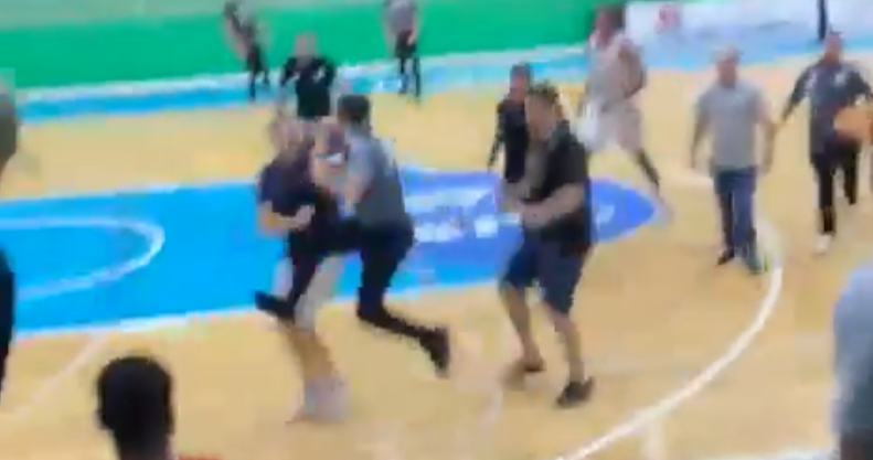 SUDIJA BRUTALNO PRETUČEN NA PARKETU DVORANE: Strahovite scene kakve košarka ne pamti!