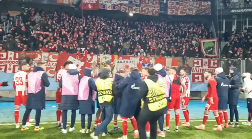 ZVEZDA JE VEČNA DOK SU JOJ DECA VERNA: Mladi navijač utrčao među igrače, Katai ga branio od obezbeđenja!