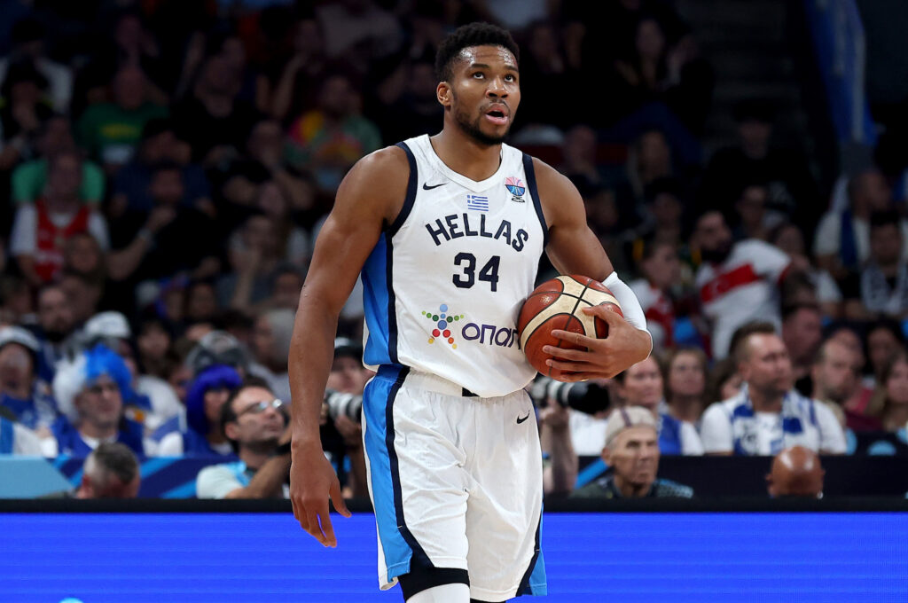 KUPIŠ PS4 POSEBNO ZA SVAKO GOSTOVANJE I OSTAVIŠ GA U HOTELU: Janis Adetokumpo otkrio koliko NBA igrači troše!