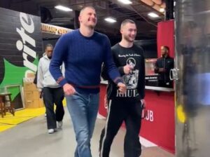 SNIMAK KOJI ĆE SVE OBRADOVATI: Jokić ispratio meč Denvera u društvu saigrača, jedan detalj svima zapao za oko!