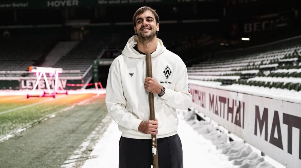 PREDSTAVLJEN JOVAN MILOŠEVIĆ: Umesto lopte, dali mu LOPATU!?