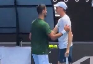 NOVAK PRIREDIO ŠOU PUBLICI: Medvedev i on razmenjivali munjevite poene, a onda se priključio Siner!