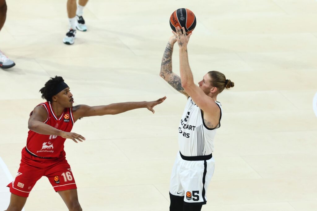 PARTIZAN PROTIV OLIMPIJE I SUDIJA: Skandalozno suđenje koštalo crno-bele pobede u Milanu!