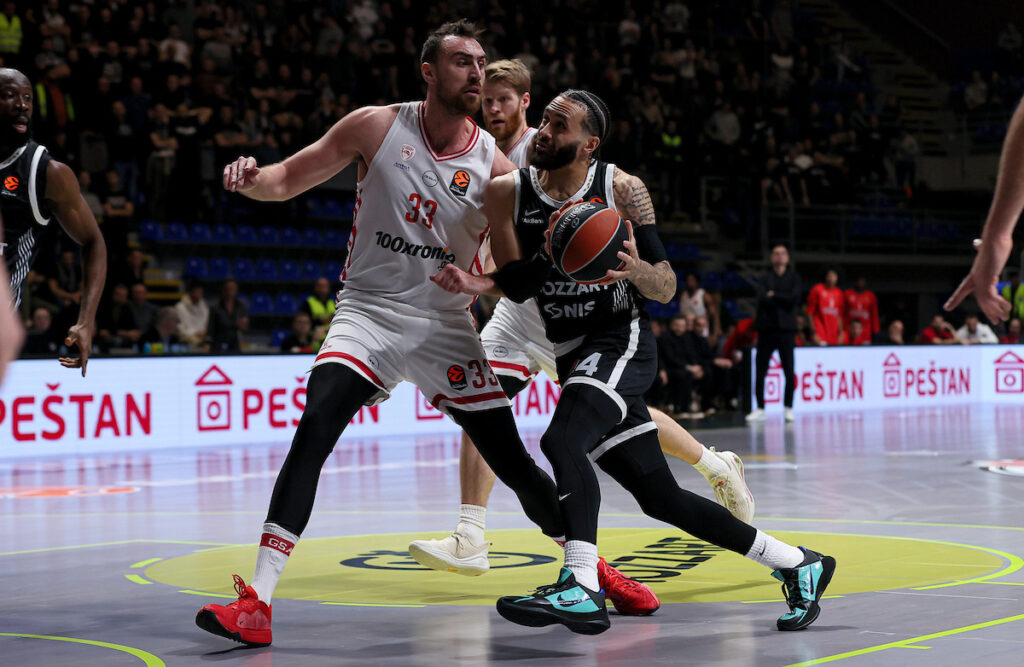 (POLUVREME) OLIMPIJAKOS UBACIO SVE, PARTIZAN NIŠTA: Bleda igra ‘crno-belih’ i nezaustavljivi Vezenkov!