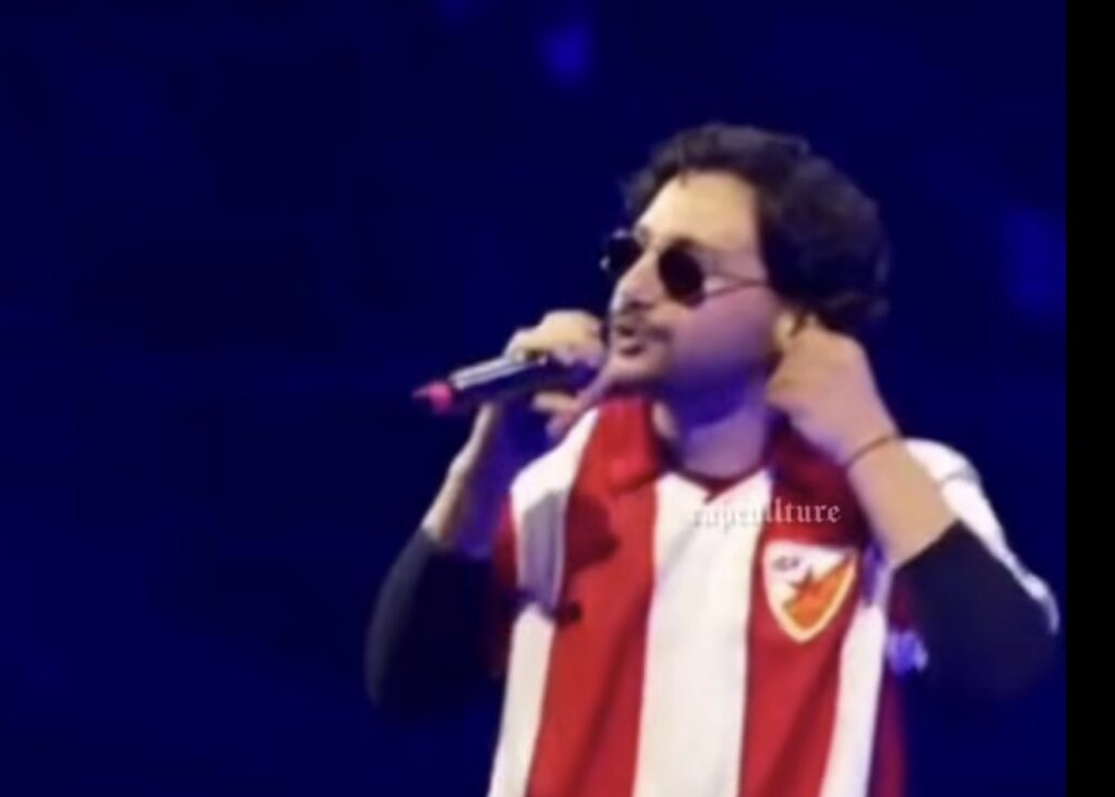 ZAPALIO INTERNET SVOJIM IZGLEDOM: Turski reper nastupao u dresu Zvezde u kome je pokorila Evropu!