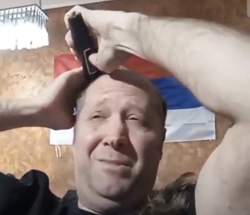 ĆELAVI LUKA SPASOVSKI NE POSTOJI I NE MOŽE DA VAS POVREDI – ILI IPAK POSTOJI: Čuveni komentator i podkaster sam sebe ošišao na lajvu!