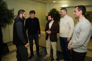 UFC ŠAMPION U DRUŠTVU MINISTRA GLIŠIĆA: Darko Glišić ugostio čuvenog borca u Srbiji!