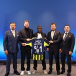 RASISTIČKI SKANDAL ZBOG POTPISA TAMNOPUTOG FUDBALERA: Gest navijača Fenera oblizali celu planetu!