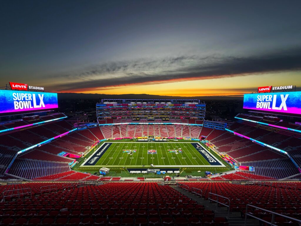 VREME JE ZA SUPERBOL LX – MEČ KOJI PRATI CELA PLANETA  Patriotsi i Sihoksi ponovo u duelu za trofej!