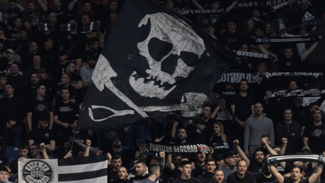 (TVITOVI) „IZGLEDA DA ĆE MORATI PEŠAKA ILI AUTOBUSOM“: Partizanovi navijači slave pobedu, ipak – „brine ih“ kako će se igrači Panatinaikosa vratiti u Atinu?!