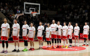 (FOTO UBOD) ŽIVA KOŠARKAŠKA LEGENDA U PIONIRU: Bivši NBA as gleda meč Srbije i Turske, Srbija ne vidi koš!