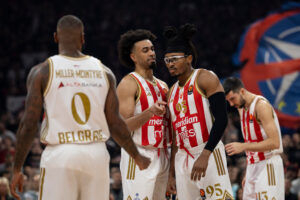 (POLUVREME) CRVENA ZVEZDA TROMA, ALI VODI UBEDLJIVO: Čeka se zapaljiva četvrtina da samelje Efes!