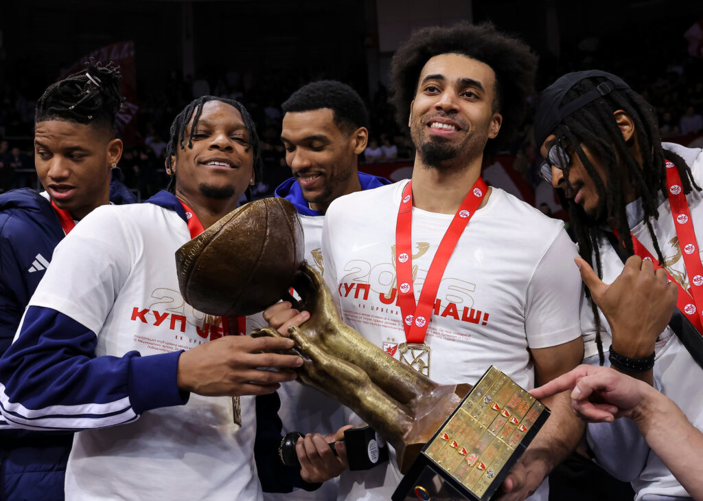 NE NOSE SVI HEROJI PLAŠT: Nvora medalju dao malom navijaču!