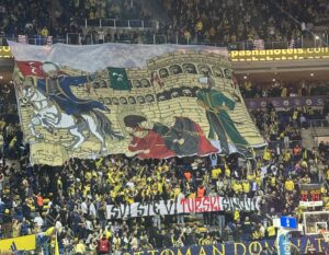ĆELE-KULA, UVREDE I KONTROVERZA: Koreografija Fenerbahčeovih pristalica izazvala haos – iz kluba poručili: „Ujedinili smo se sa navijačima“!