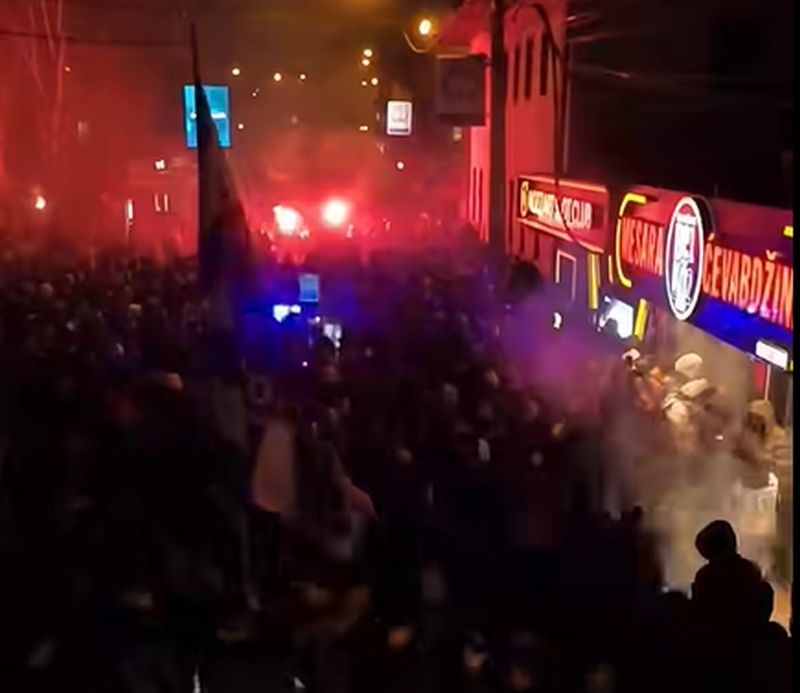 NOVI PAZAR JE PONOVO FUDBALSKI GRAD: Neviđena bakljada za Lalata i ekipu nakon neverovatne pobede!