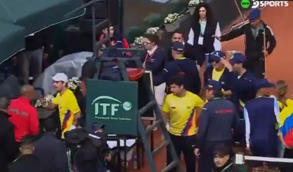 TENISKI SVET JE ZGROŽEN: Napad na Dejvis kupu, letele flaše ka igračima!