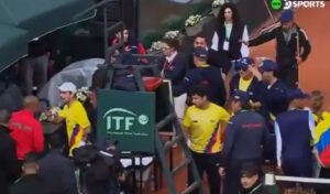 TENISKI SVET JE ZGROŽEN: Napad na Dejvis kupu, letele flaše ka igračima!