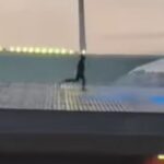 SNIMAK SVE POKAZUJE: Evo kako je navijač Zvezde postavio transparent sa Tuđmanom iznad južne tribine!