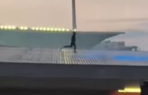 SNIMAK SVE POKAZUJE: Evo kako je navijač Zvezde postavio transparent sa Tuđmanom iznad južne tribine!