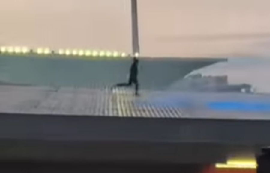 SNIMAK SVE POKAZUJE: Evo kako je navijač Zvezde postavio transparent sa Tuđmanom iznad južne tribine!