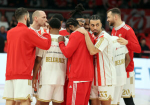 (POLUVREME) OLIMPIJAKOS ZA SADA BOLJI U BRATSKOM DUELU: Zvezda se vratila iz dvocifrenog zaostatka!