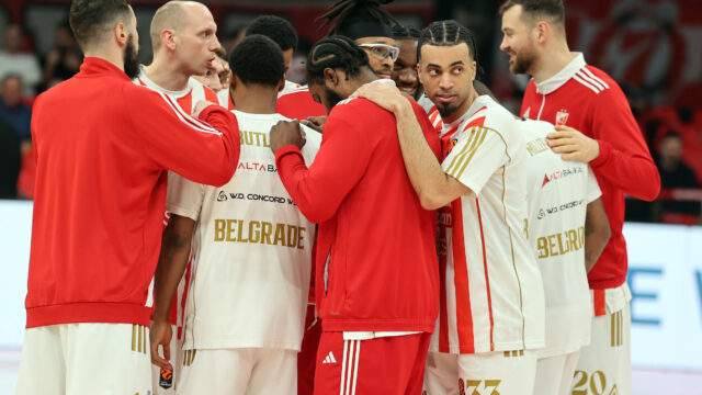 (POLUVREME) OLIMPIJAKOS ZA SADA BOLJI U BRATSKOM DUELU: Zvezda se vratila iz dvocifrenog zaostatka!