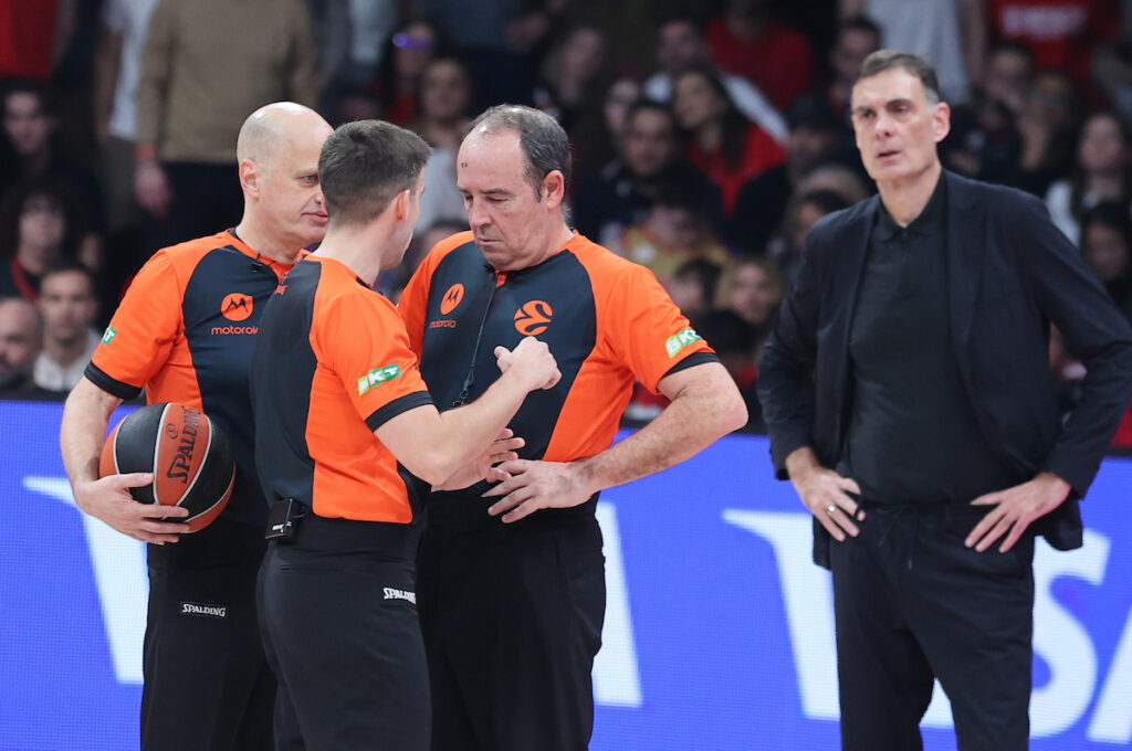 (TVITOVI) „BRATSKO SUĐENJE“: Navijači besni zbog sudijskih odluka u korist Olimpijakosa!