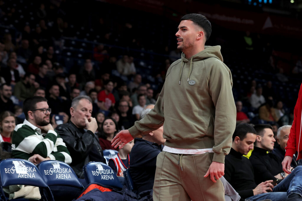 SUSPENZIJA U CRVENOJ ZVEZDI MU NE PREDSTAVLJA PROBLEM: Radonjić pomno prati i fudbal i košarku – posebno oduševljen jednim košarkašem!