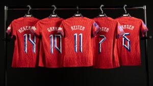 COPY SRBIJA – PASTE NORVEŠKA: Dres nove skandinavske fudbalske sile neodoljivo podseća na srpski iz Južne Afrike!